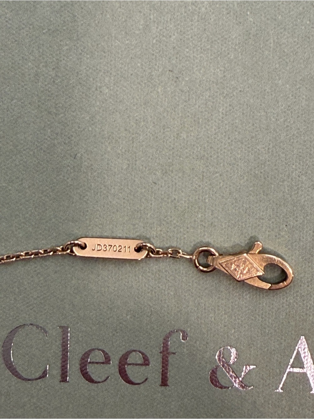 Van Cleef & Arpels Frivole bracelet mini in 18K yellow gold & emerald - Picture 6 of 8